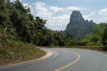 Naklejka premium Thai road in mountains