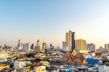 Fototapeta na wymiar Bangkok Skyline mit Kloster
