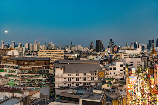 Bangkok Skyline mit Mond und Chinatowm