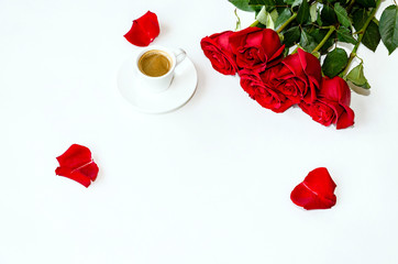 Fototapeta na wymiar cup of black coffee and red roses