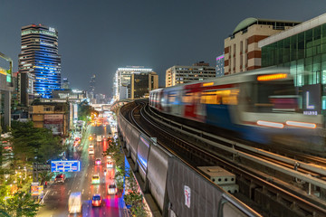 Obraz premium Bangkok Skytrain bei Nacht