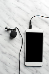Tie-clip microphone connect to smart phone