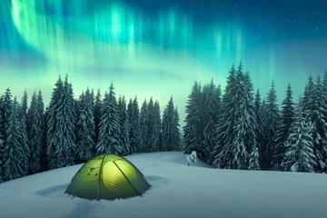 Fotobehang Noorderlicht. Noorderlicht in winterbos. Hemel met poollichten en sterren. Nacht winterlandschap met aurora, groene tent en dennenbos. Reisconcept © Ivan Kmit