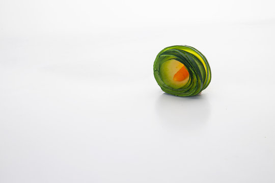 Flor de calabaz&iacute;n verde con pistilo de zanahoria