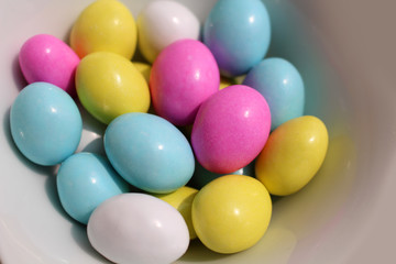 Huevos multicolor de chocolate con almendra