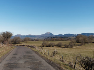 Fototapeta na wymiar Paysages de montagnes. Vue sur Le Puy de Dôme en Auvergne situé dans la chaîne des Puys au nord du Massif central