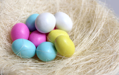 Huevos multicolor de chocolate con almendra