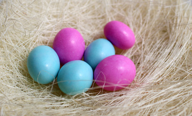 Huevos multicolor de chocolate con almendra
