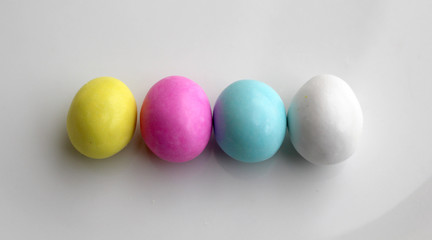 Huevos multicolor de chocolate con almendra