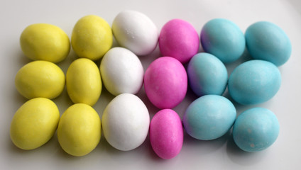 Huevos multicolor de chocolate con almendra