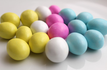 Huevos multicolor de chocolate con almendra