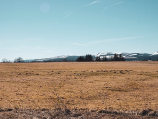 Paysages de montagnes. Vue sur le Massif de l'Aiguiller, Puy de l'Ouire, les roches tuilière et Sanadoire depuis La vallée de la Plane au coeur des Monts Dore.
