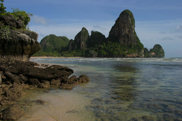 Naklejka premium Rock island and its clear water