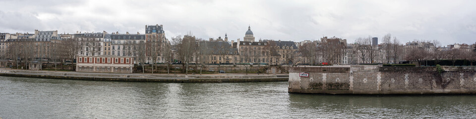 Fototapeta na wymiar Panoramic view of buildings of the Paris island of the city in winter