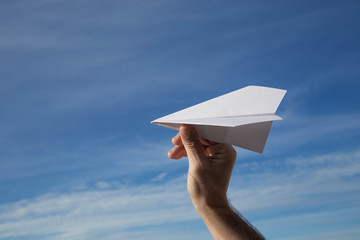Aeroplano di carta pronto per il volo