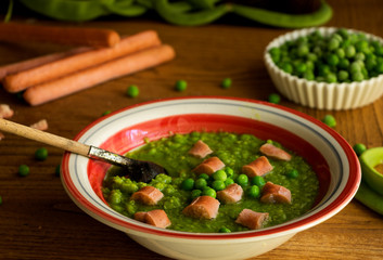 Erbsensuppen-Eintopf mit  croutons und Schoten