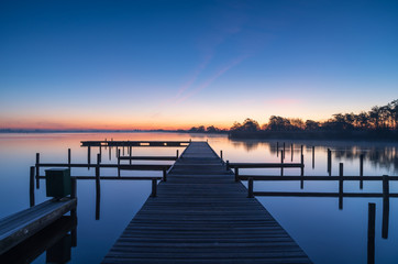Fototapeta premium Spokojny świt na molo w Leekstermeer w Holandii.