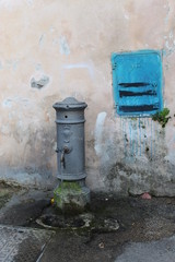 Fontanella acqua potabile in un vicolo di Roma
