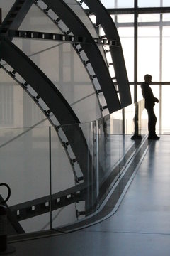 Persona controluce in salone edificio moderno