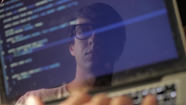 Табличка не стучать по стеклу. Монитор для программирования. Отражение в мониторе. Хакер в очках. Стекло программист.