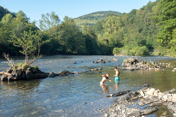 Fototapeta na wymiar Niños bañándose en el río