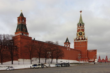 Fototapeta premium Russia – Moscow Kremlin on Red Square - Spasskaya tower, view from Vasilievsky descent in winter cloudy day