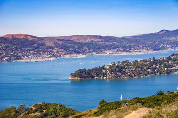 Fototapeta na wymiar Ships sail in Belvedere Cove on a clear Autumn day, San Francisco bay, California