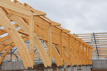 Roof construction of laminated veneer lumber. Building. Glued laminated timber.