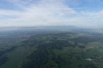 Landschaft im bayerischen Voralpenland - Blick aus dem Heißluftballon
