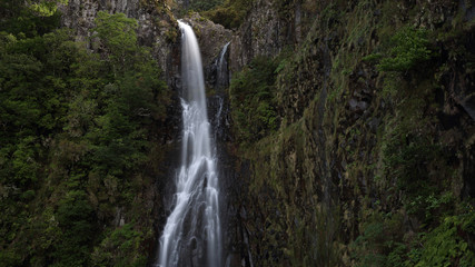 Fototapeta na wymiar Wasserfall auf Madeira