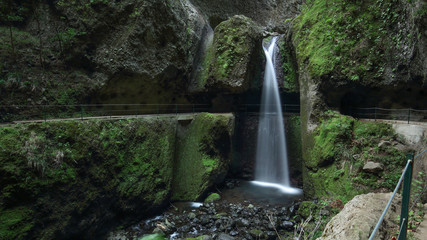 Wasserfall an einem Wanderweg auf Madeira.