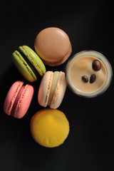 Macarons su sfondo nero, Macarons on a black background