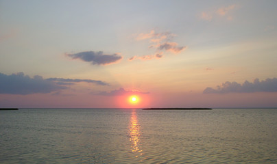 sea ​​horizon setting sun and clouds