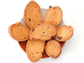 croutons lie on a saucer, in a circle