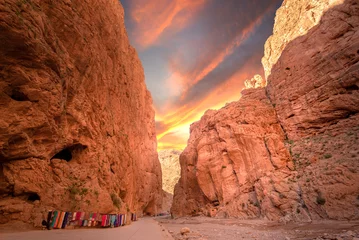  Todgha Gorge of Gorges du Toudra is een kloof in het Hoge Atlasgebergte in de buurt van de stad Tinerhir, Marokko. Een reeks kalkstenen rivierkloven, of wadi en buurman van Dades Rivers bij zonsondergang © mitzo_bs