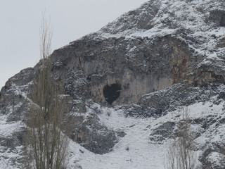 kalp,dağ,kış,kar,mağara,kavaklar,hiç kimse,gündüz,karlı hava,kayalar,soğuk,kış,gökyüzü,buz,