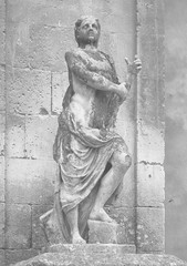La statue oubliée / the forgotten statue