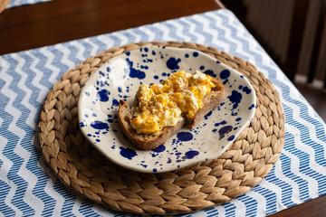 Scrambled eggs with toasted bread