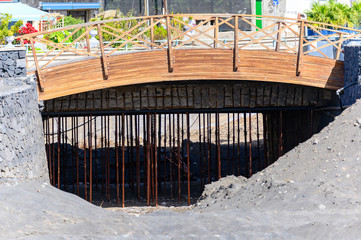 Eine Fußgängerbrücke muss abgestützt werden