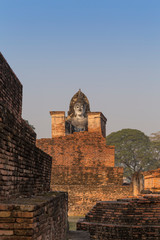 Fototapeta na wymiar Buddhafigur im Geschichtspark Sukhothai