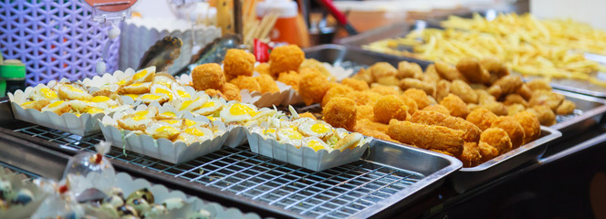 Varieties of traditional Thai Asian delicious street food dish, appetizing snacks on market stalls in night food market. Food Travel, Asia Culture, Comfort Food, Appetizers, Cuisines, Gourmets concept