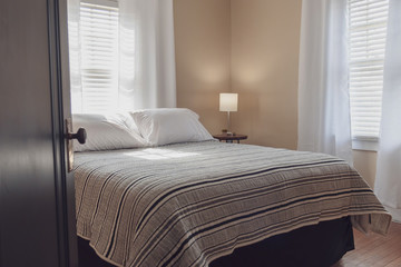 Fototapeta na wymiar Bedroom with black and white neutral decor
