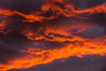 Fototapeta na wymiar nuvole rosse al tramonto infuocato