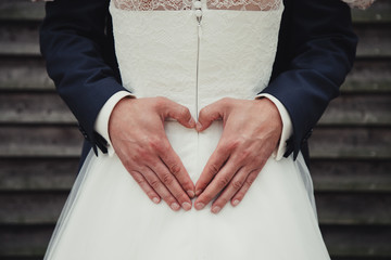 Brautpaar umarmen sich Herzform