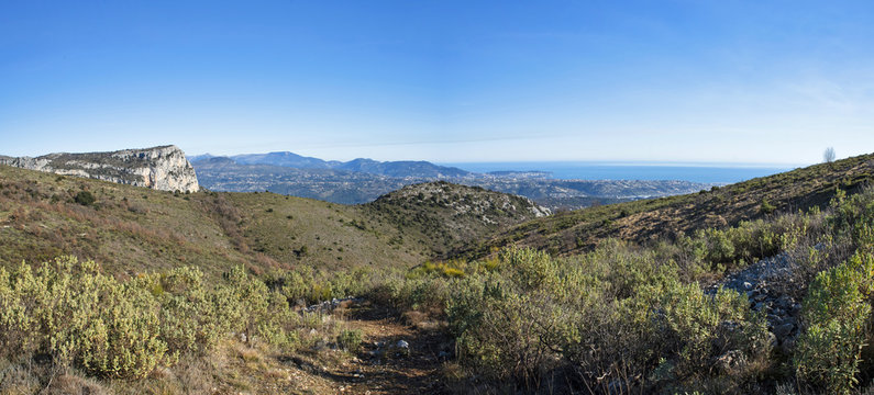 Parc naturel r&eacute;gional des Pr&eacute;alpes d'azur vue du baou des noirs sur la baie des anges