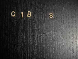 Gib acht in Buchstaben