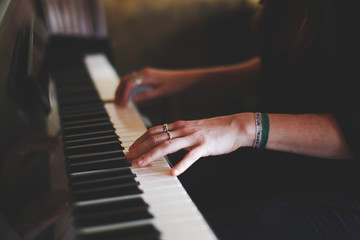 Obraz premium Ręce mężczyzny gry na pianinie w barze