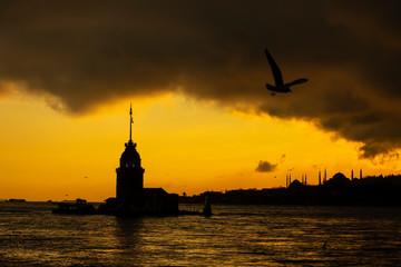 Fototapeta premium Maiden's Tower and istanbul night (KIZ KULESI – SALACAK-USKUDAR)