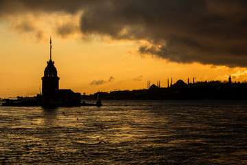 Obraz premium Maiden's Tower and istanbul night (KIZ KULESI – SALACAK-USKUDAR)
