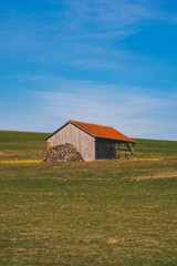 Obraz premium A barn on a wide field